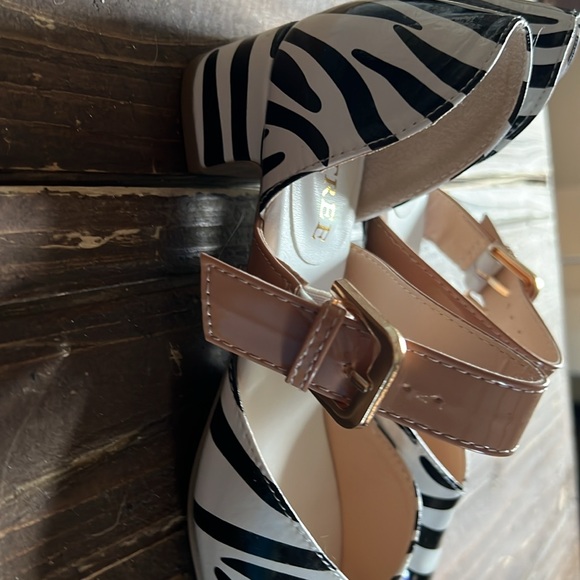 Black and white strip sandal , shinny, pointed toe. - Picture 3 of 4